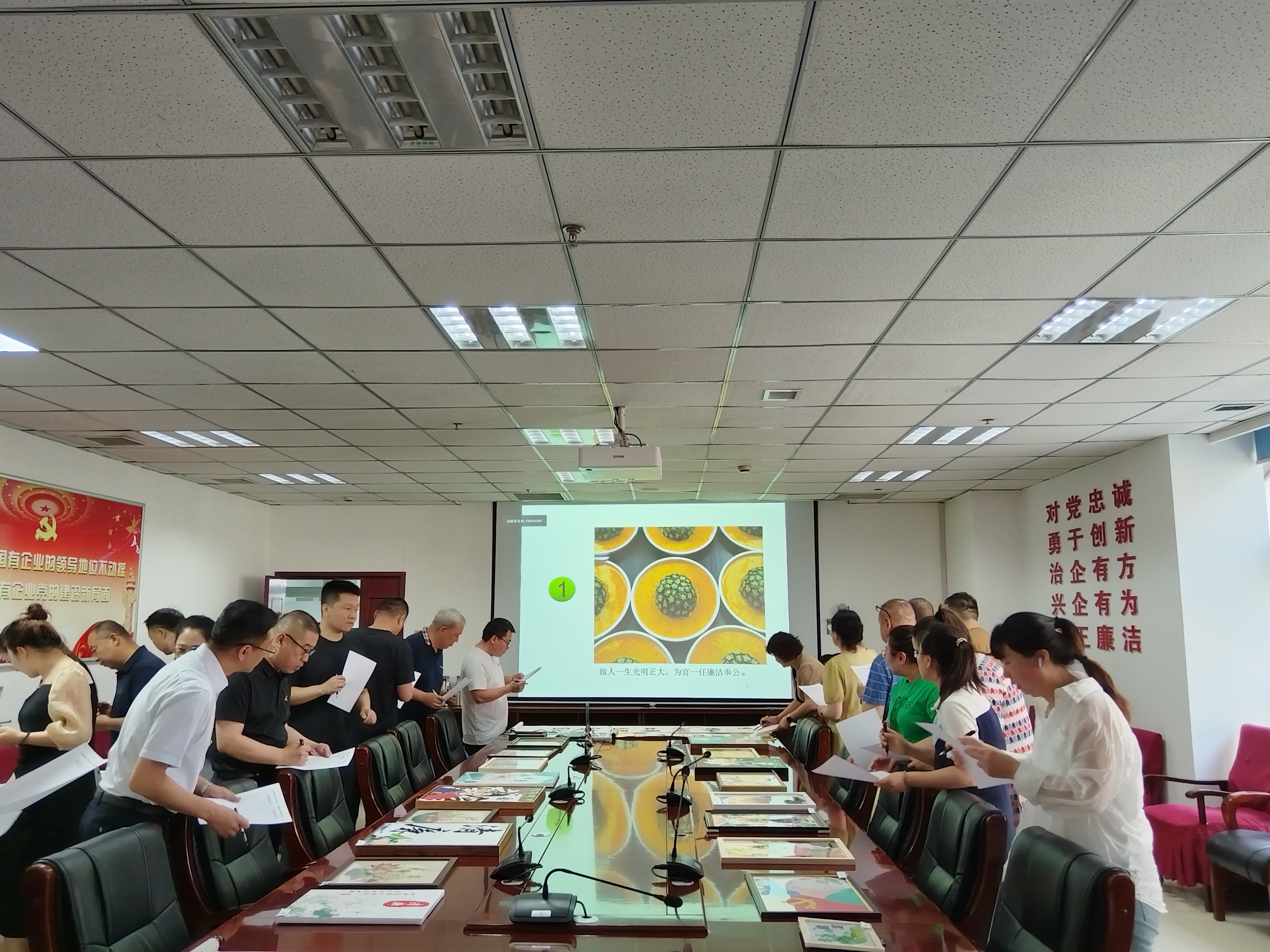 1753259774909687.jpg 開展“廉潔文化月”書畫攝影作品展評(píng)活動(dòng).jpg